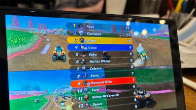 Pantalla de una Nintendo Switch mostrando una partida de Mario Kart con nombres de personajes modificados.