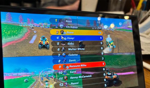 Pantalla de una Nintendo Switch mostrando una partida de Mario Kart con nombres de personajes modificados.