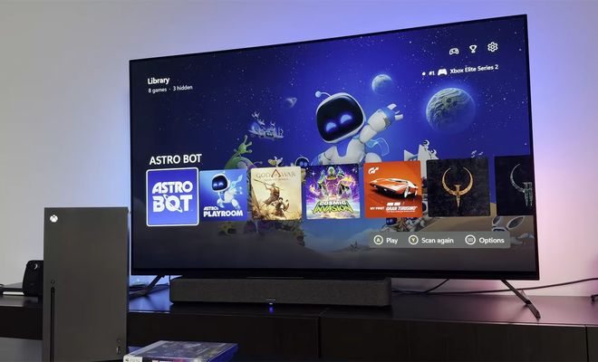 Interfaz de PlayStation 5 en un televisor junto a una consola Xbox Series X