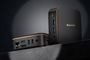 Dos unidades del mini PC Blackview mp20 de color negro con detalles en bronce, mostrando el panel frontal de puertos y el panel trasero de conexiones sobre una superficie oscura.
