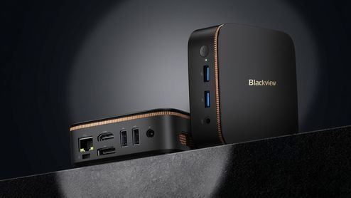 Dos unidades del mini PC Blackview mp20 de color negro con detalles en bronce, mostrando el panel frontal de puertos y el panel trasero de conexiones sobre una superficie oscura.
