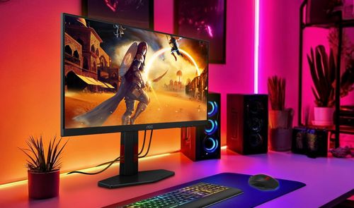 Monitor AOC de 24 pulgadas en un escritorio con iluminación LED RGB, teclado y ratón.