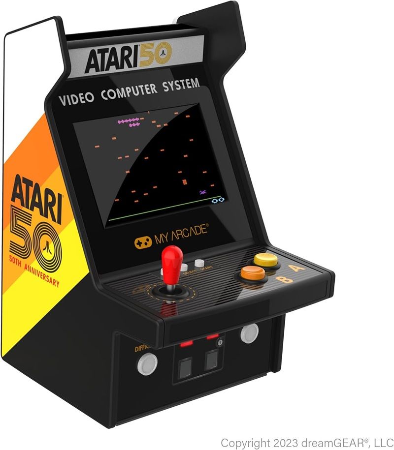 Consola My Arcade Atari Micro Player con diseño conmemorativo del 50 aniversario.