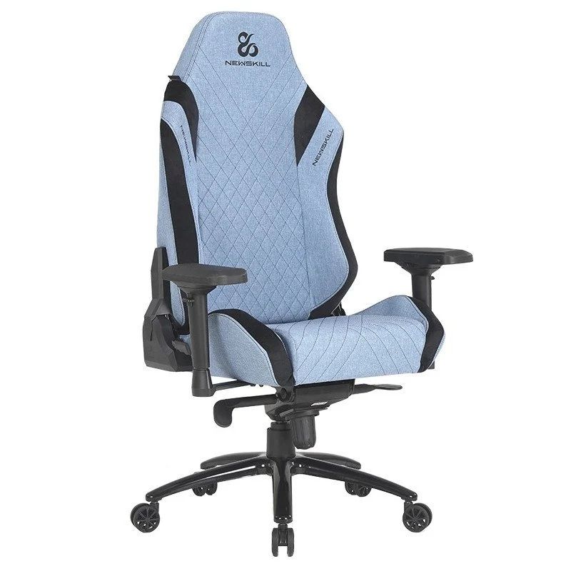 Silla gaming Newskill Neith Zephyr con tapizado en tela transpirable de color azul claro y detalles negros sobre fondo blanco.