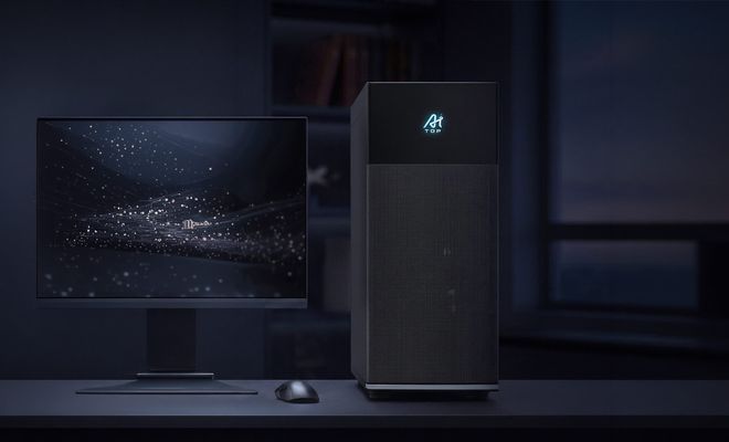 Ordenador de sobremesa Gigabyte junto a un monitor y ratón en un escritorio con iluminación tenue.