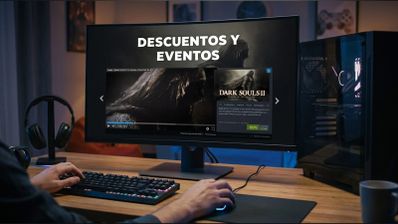 Usuario frente a un monitor curvo que muestra ofertas y promociones de Steam en un entorno gaming con torre de PC e iluminación tenue.
