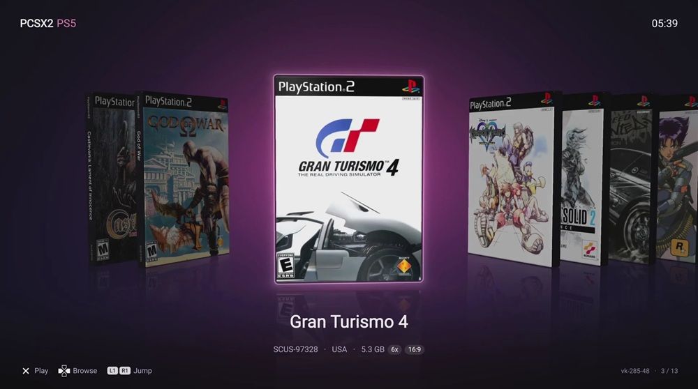 Interfaz de selección de juegos en el emulador pcsx2 con la carátula de Gran Turismo 4 en primer plano sobre un fondo púrpura.