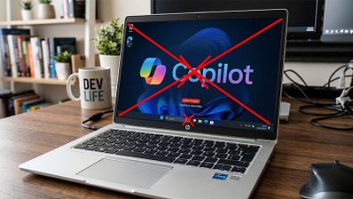 Ordenador portátil con el logotipo de Copilot en pantalla tachado por una gran cruz roja.