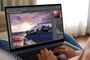 Persona utilizando un ordenador portátil Samsung Galaxy Book4 para editar la fotografía de un coche deportivo con un software de retoque profesional.