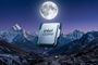 Procesador Intel Core sobre un fondo de montañas nevadas bajo la luna llena.
