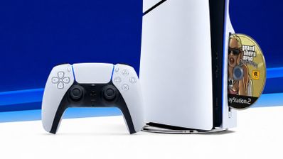 Consola PS5 con mando DualSense y un disco de juego de PlayStation 2 introducido en la unidad lectora.