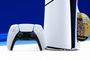 Consola PS5 con mando DualSense y un disco de juego de PlayStation 2 introducido en la unidad lectora.