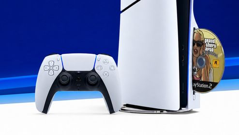 Consola PS5 con mando DualSense y un disco de juego de PlayStation 2 introducido en la unidad lectora.