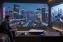 Usuario jugando con una consola PS5 Slim en un salón con vistas a una ciudad futurista con coches voladores.