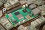 Placa Raspberry Pi rodeada de fajos de billetes de cien dólares, herramientas electrónicas y estaño sobre una superficie de madera.