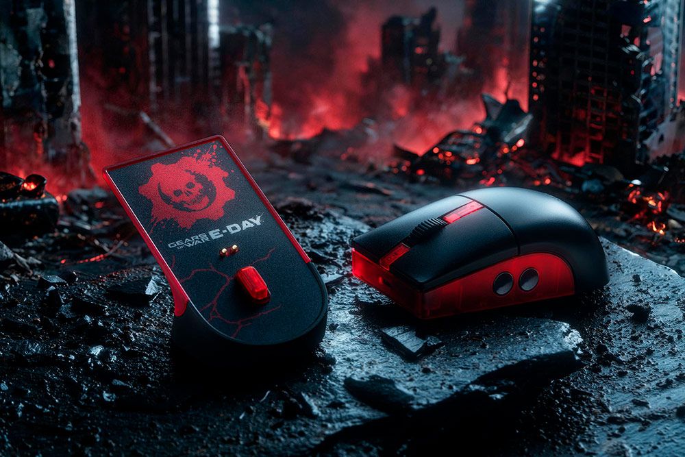 Ratón-8BitDo con diseño inspirado en Gears of War E-Day sobre una superficie rocosa y fondo de ciudad en ruinas.