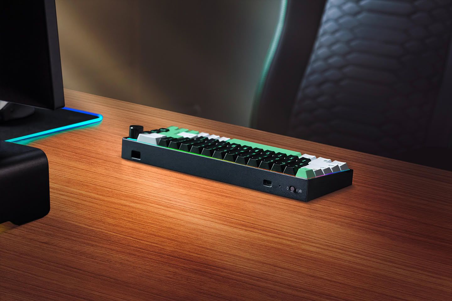 Teclado mecánico Razer Reclusa Mini de formato reducido en un escritorio de madera.