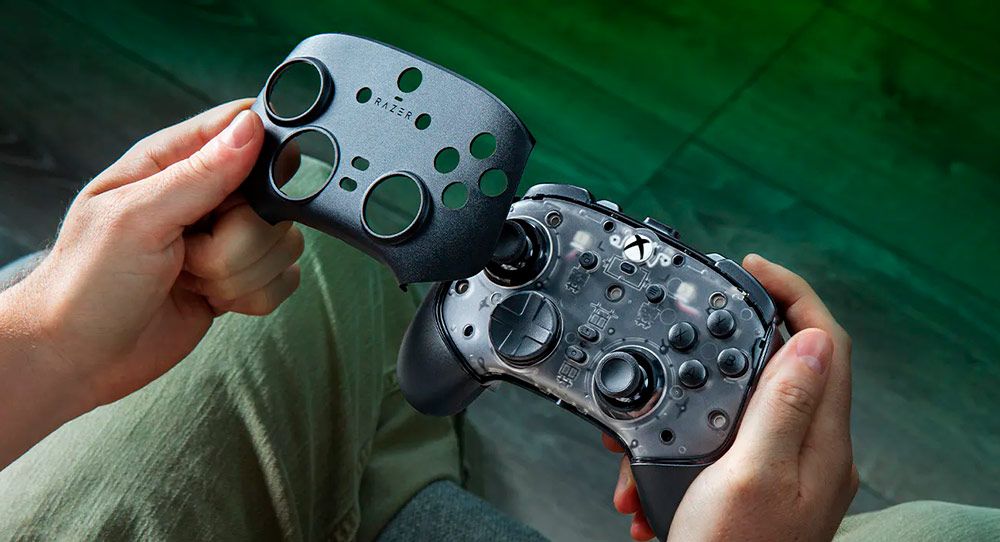 Primer plano de una persona retirando la carcasa frontal magnética del mando Razer Wolverine v4 Pro.