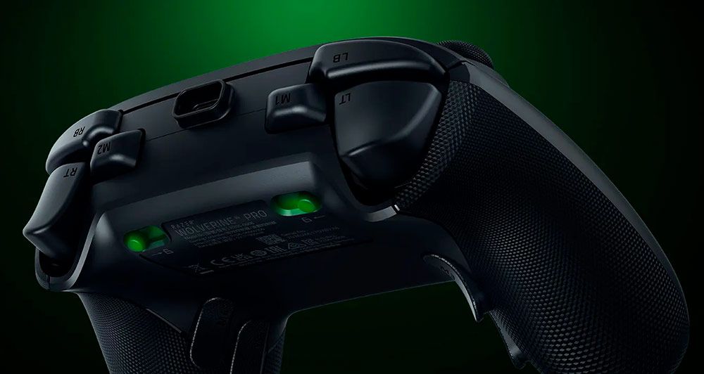 Detalle de los botones superiores, gatillos y puerto de conexión del mando Razer Wolverine V4 Pro con fondo verde.