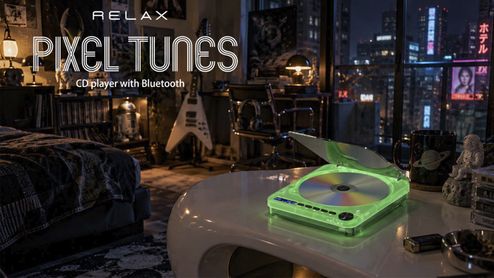 Reproductor de CD Pixel Tunes con iluminación verde en una habitación con vistas nocturnas a la ciudad.