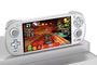 Consola portátil Retroid blanca ejecutando un juego de carreras en la interfaz de Batocera.