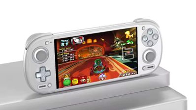 Consola portátil Retroid blanca ejecutando un juego de carreras en la interfaz de Batocera.
