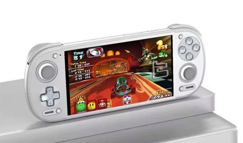 Consola portátil Retroid blanca ejecutando un juego de carreras en la interfaz de Batocera.