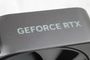 Primer plano del lateral de una tarjeta gráfica NVIDIA con el logotipo GEFORCE RTX serigrafiado sobre una superficie metálica gris.