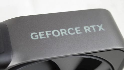 Primer plano del lateral de una tarjeta gráfica NVIDIA con el logotipo GEFORCE RTX serigrafiado sobre una superficie metálica gris.