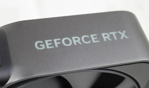 Primer plano del lateral de una tarjeta gráfica NVIDIA con el logotipo GEFORCE RTX serigrafiado sobre una superficie metálica gris.