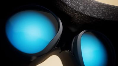 Primer plano del interior de unas gafas de realidad virtual mostrando las lentes iluminadas en color azul.