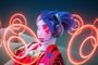 Avatar con auriculares SteelSeries Arctis Nova 1 rodeado de círculos de luz roja concéntricos.