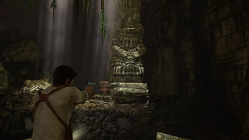 Nathan Drake apunta con un arma en una ruina subterránea con estatuas de piedra en Uncharted PC.
