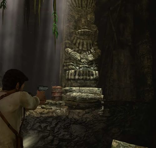 Nathan Drake apunta con un arma en una ruina subterránea con estatuas de piedra en Uncharted PC.