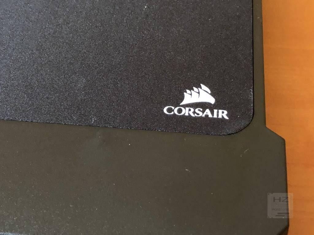 Corsair K63 Gaming Lapboard - Detalle alfombrilla